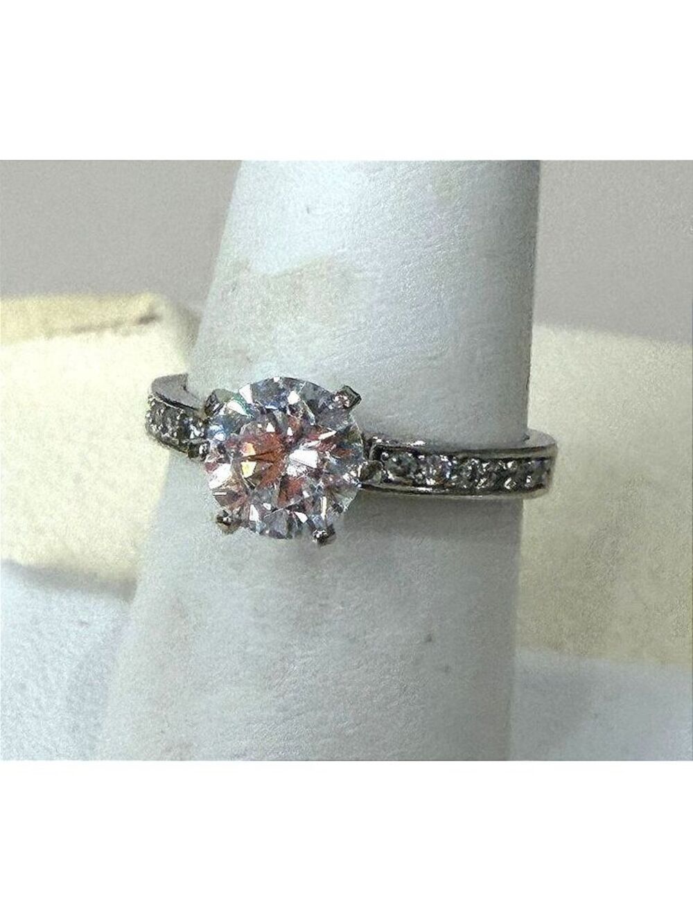 Sterling Silver Ring with Clear Round Cut Stone and Side Detailing Size 7